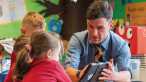 PCDDS - YDYCH CHI’N MEDDWL DRWY GYFRWNG Y ATHRO GYMRAEG?